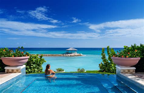 Beachfront Escapes .